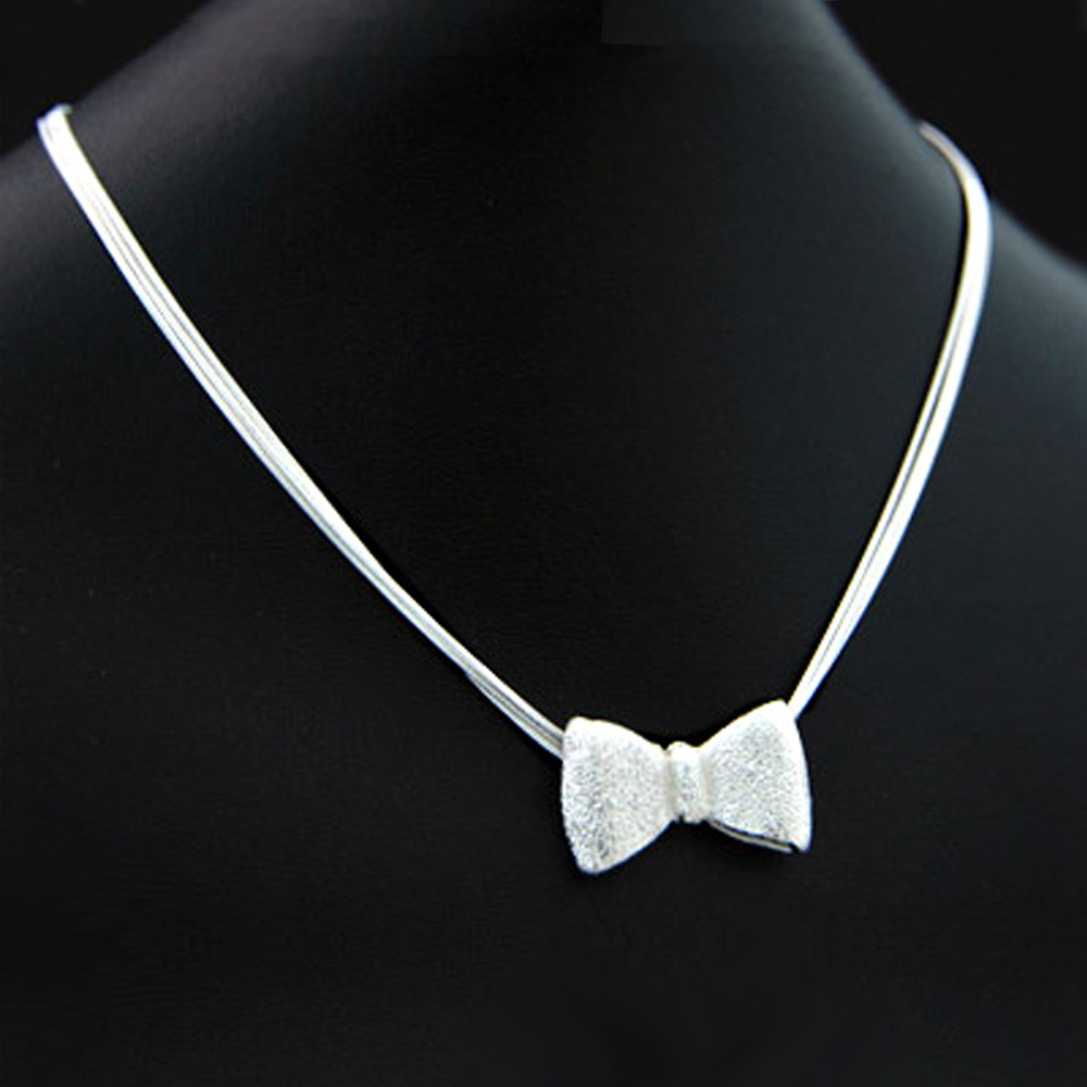 Jewelry Making Singapore - Collier pendentif nœud en argent regardé
